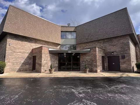 907 S Williams St #106, Westmont, IL 60559