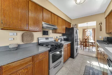 Kitchen - 1035 Fox Run Ln, Algonquin, IL 60102 photo 2 of 3