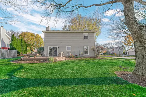 Exterior - 1035 Fox Run Ln, Algonquin, IL 60102 photo 4 of 6