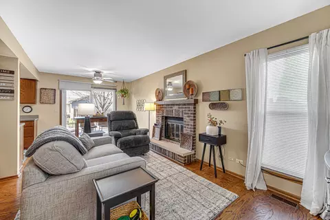 Living - 1035 Fox Run Ln, Algonquin, IL 60102 photo 3 of 3
