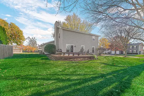 Exterior - 1035 Fox Run Ln, Algonquin, IL 60102 photo 3 of 6