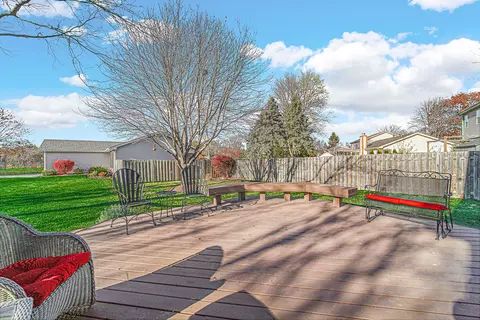 Exterior - 1035 Fox Run Ln, Algonquin, IL 60102 photo 2 of 6