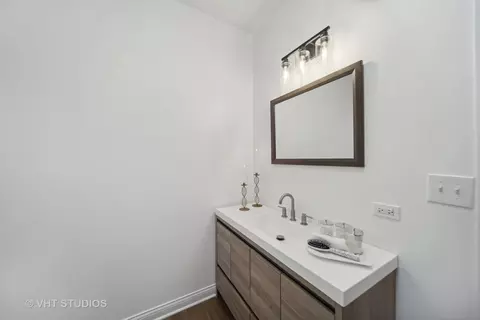 Bath - 434 E 90th St, Chicago, IL 60619 photo 2 of 5