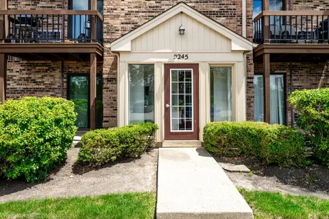 2245 Nichols Rd #E, Arlington Heights, IL 60004