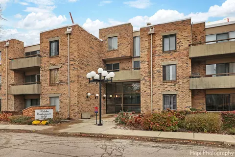 1926 Prairie Sq #215B, Schaumburg, IL 60173