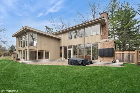 688 E Old Elm Rd, Lake Forest, IL 60045