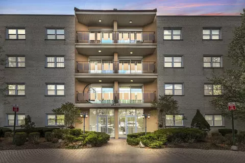 8210 Elmwood Ave #303, Skokie, IL 60077
