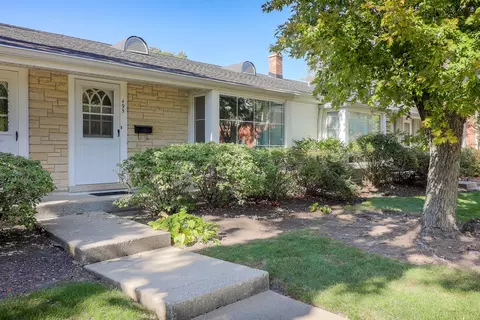 495 Old Surrey Rd, Hinsdale, IL 60521