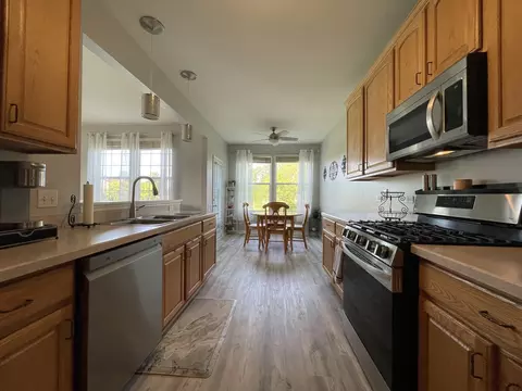 Kitchen - 4 Tiverton Ct, Algonquin, IL 60102 photo 1 of 3