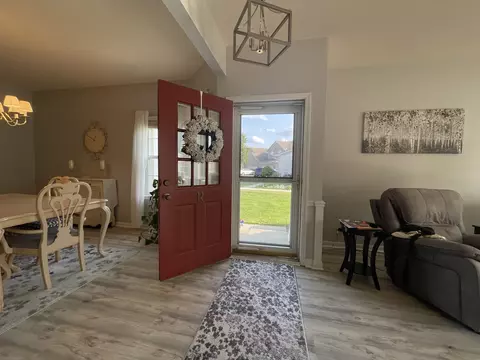 Entry Way - 4 Tiverton Ct, Algonquin, IL 60102 photo 1 of 3