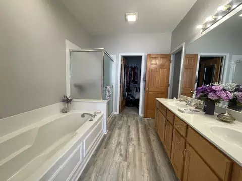 Bath - 4 Tiverton Ct, Algonquin, IL 60102 photo 1 of 3
