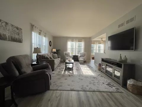 Living - 4 Tiverton Ct, Algonquin, IL 60102 photo 1 of 5