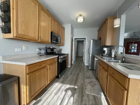 Kitchen - 4 Tiverton Ct, Algonquin, IL 60102 photo 2 of 3