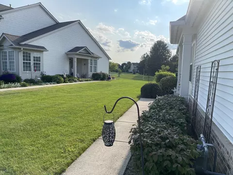 Exterior - 4 Tiverton Ct, Algonquin, IL 60102 photo 4 of 8