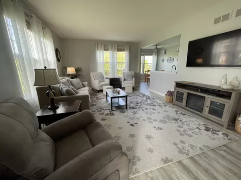 Living - 4 Tiverton Ct, Algonquin, IL 60102 photo 2 of 5