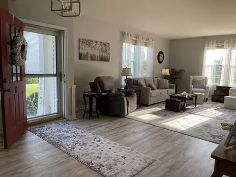 Entry Way - 4 Tiverton Ct, Algonquin, IL 60102 photo 2 of 3