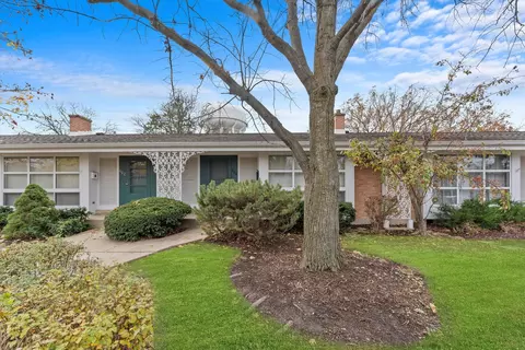 604 Carriage Hill Dr, Glenview, IL 60025