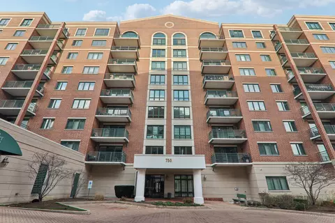 750 Pearson St #508, Des Plaines, IL 60016