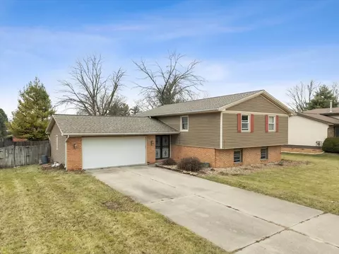 305 N Bone Dr, Normal, IL 61761 photo 2
