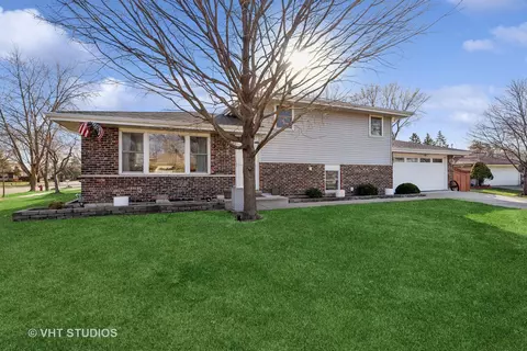 2091 N Almond Ct, Palatine, IL 60074