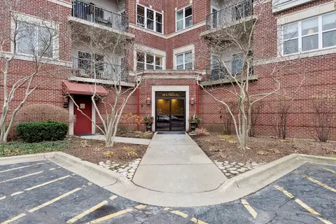 310 E Church St #109, Libertyville, IL 60048