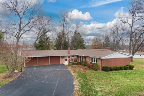 14375 N Oak Tree Ln, Bloomington, IL 61705