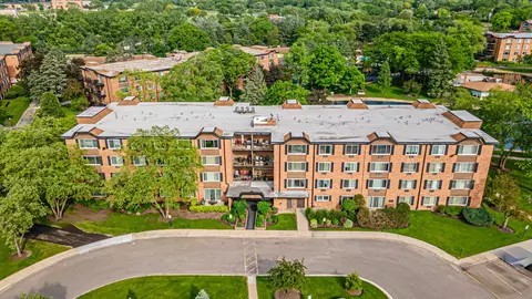 1117 S Old Wilke Rd #102, Arlington Heights, IL 60005
