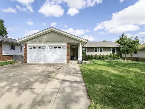 620 Pinewood Dr, Elk Grove Village, IL 60007