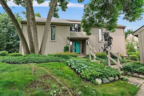 444 Old Barn Rd #C, Lake Barrington, IL 60010
