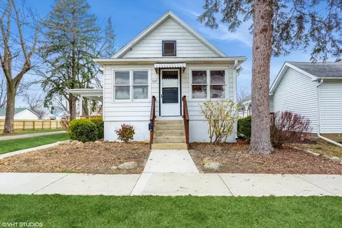 327 N Emmett St, Genoa, IL 60135