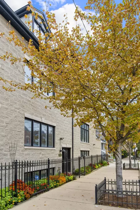 1656 W Beach Ave #1, Chicago, IL 60622
