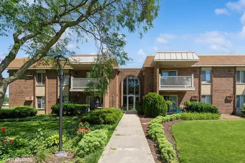 1501 E Churchill Dr #106, Palatine, IL 60074