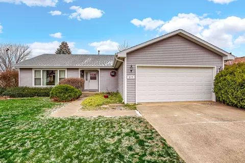 Exterior - 615 E Walnut St, Peotone, IL 60468 photo 4 of 6