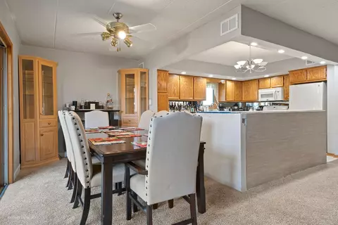 Dining - 4943 E Circle Dr #303, Crestwood, IL 60445 photo 1 of 2