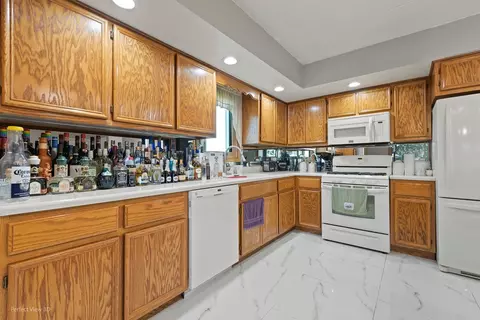 Kitchen - 4943 E Circle Dr #303, Crestwood, IL 60445 photo 3 of 6