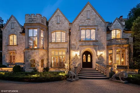 25 Meadowood Ln, Northfield, IL 60093