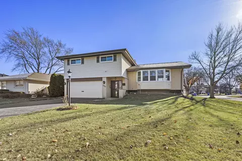 1407 E Ironwood Dr, Mount Prospect, IL 60056