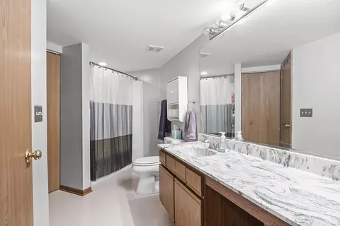 Bath - 2076 Constitution Ct, Elgin, IL 60123 photo 1 of 2