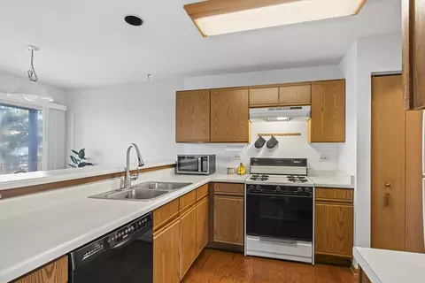 Kitchen - 2076 Constitution Ct, Elgin, IL 60123 photo 1 of 3