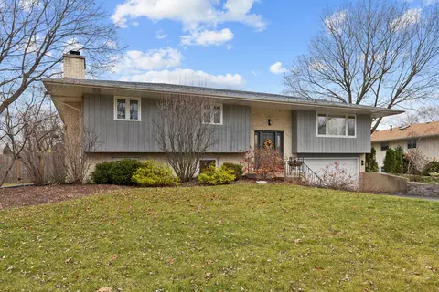 15194 W Redwood Ln, Libertyville, IL 60048