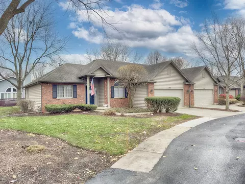 299 Presidential Ln, Elgin, IL 60123