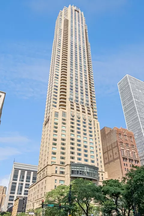 800 N Michigan Ave #4303, Chicago, IL 60611