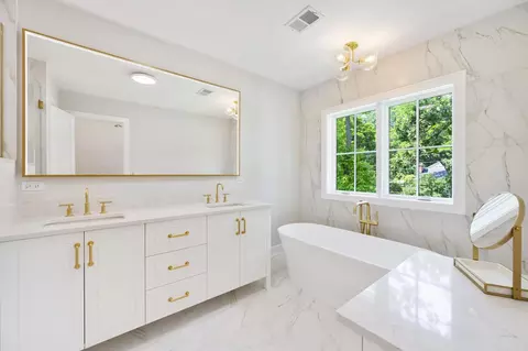 Bath - 747 Walden Rd, Winnetka, IL 60093 photo 2 of 17