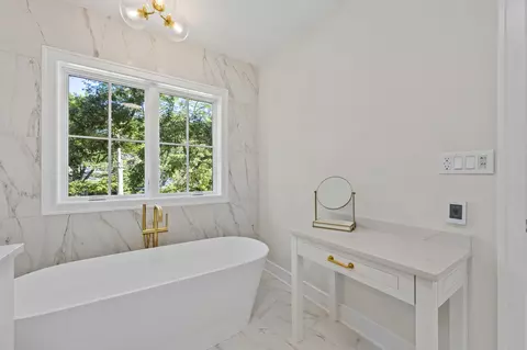 Bath - 747 Walden Rd, Winnetka, IL 60093 photo 4 of 17