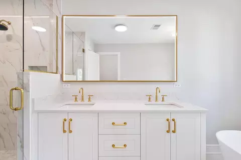 Bath - 747 Walden Rd, Winnetka, IL 60093 photo 3 of 17