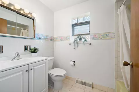 2139 W Farwell Ave #E, Chicago, IL 60645 photo 22