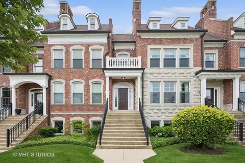 17 North St, Woodstock, IL 60098