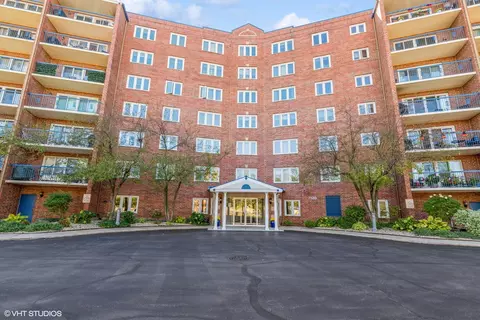 7120 N Milwaukee Ave #204, Niles, IL 60714