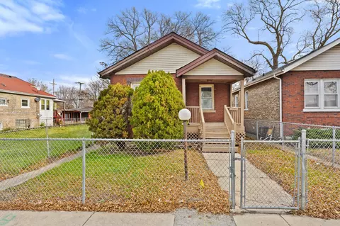 10215 S Bensley Ave, Chicago, IL 60617