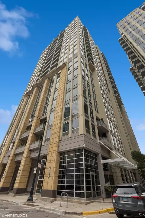 700 N Larrabee St #1215, Chicago, IL 60654